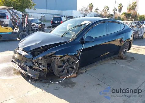 2024 Tesla Model Y Long Range Dual Motor All-Wheel Drive z USA, uszkodzony, nr VIN 7SAYGAEE4RF180691